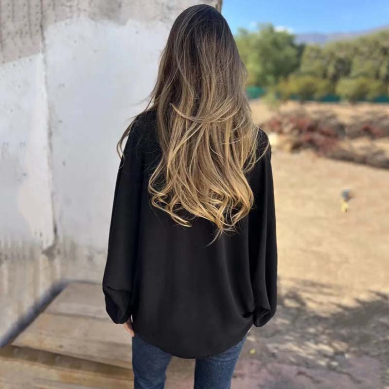 đ ElegĂĄns nĆi gombos ing egyszĂnƱ, egyszĂnƱ ingben